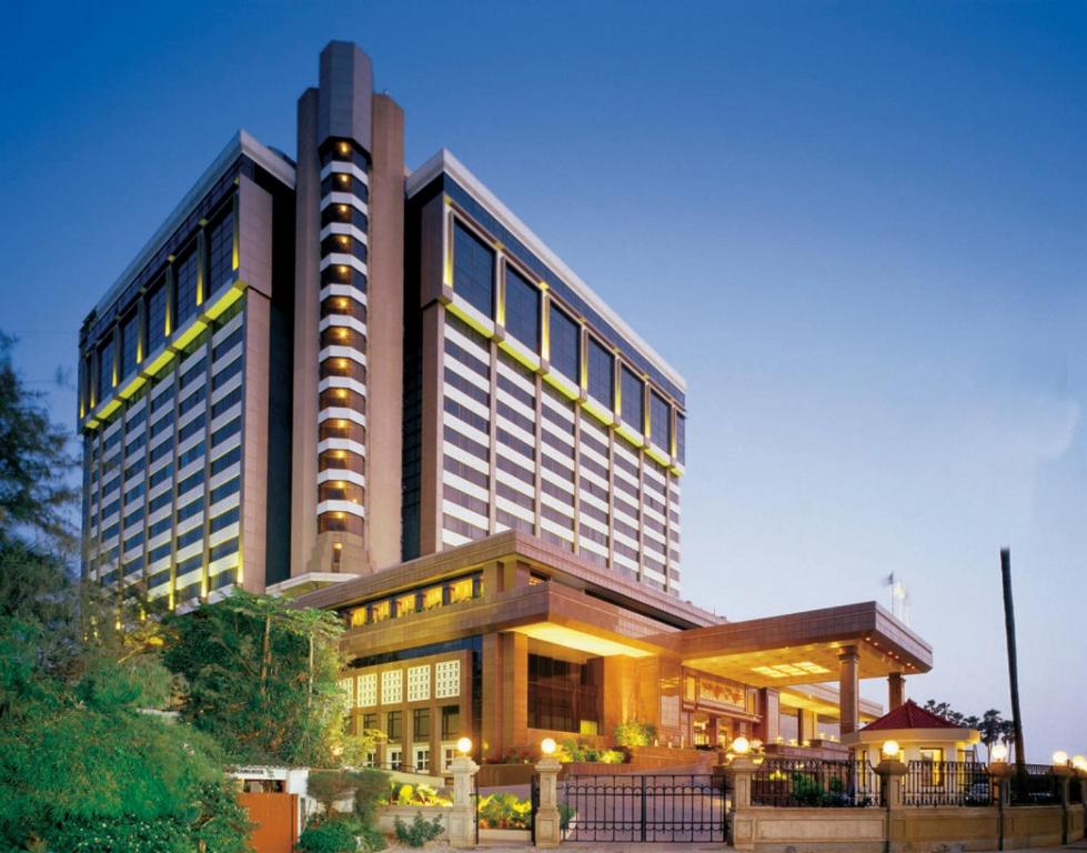 Taj Lands End-img